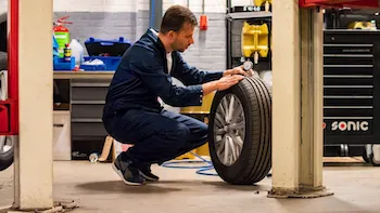 Monteur bandinspectie bij Ototax Automotive
